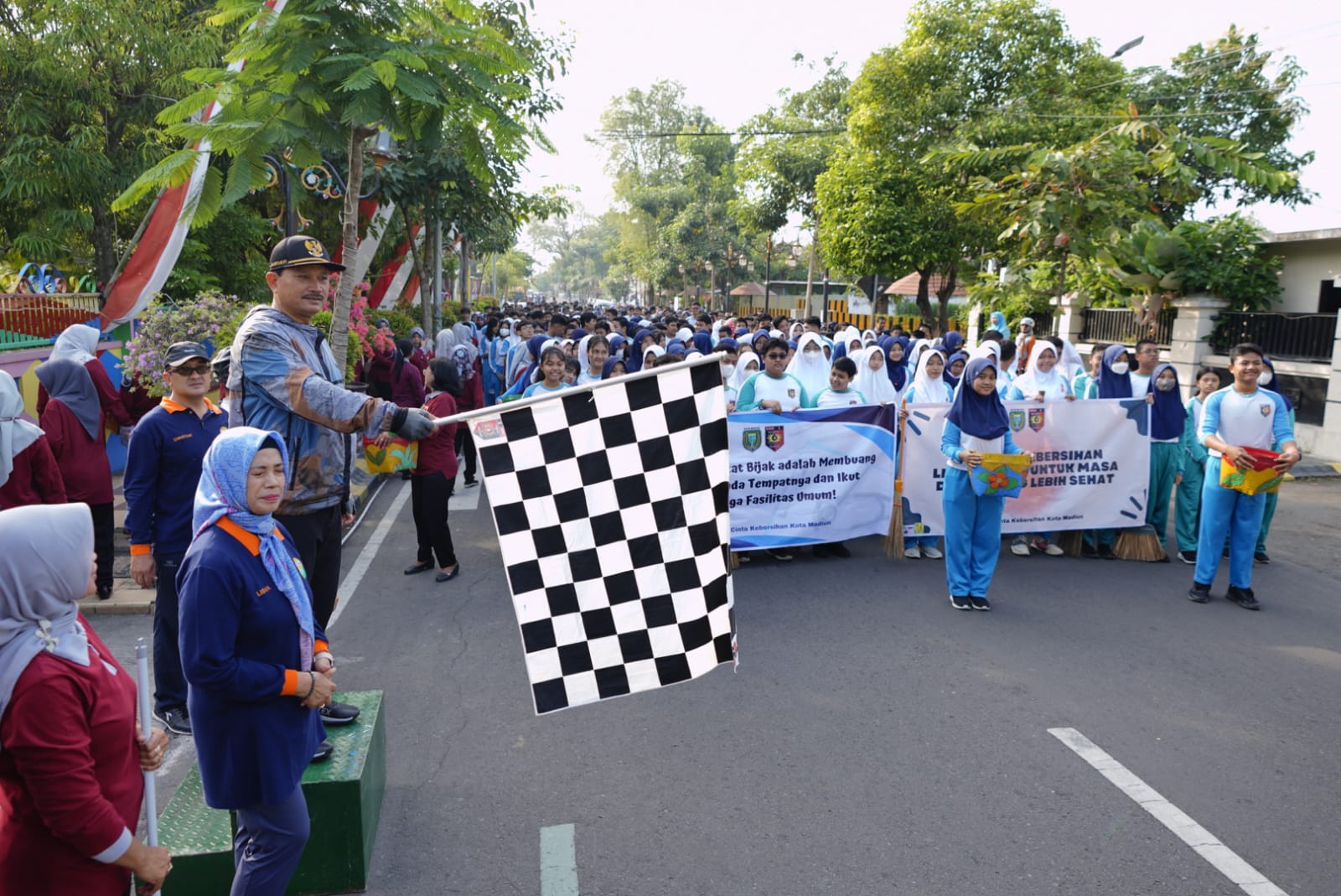 Budayakan Cinta Lingkungan, Wali Kota Madiun Maidi Ajak Siswa Bersihkan Lingkungan Sekolah