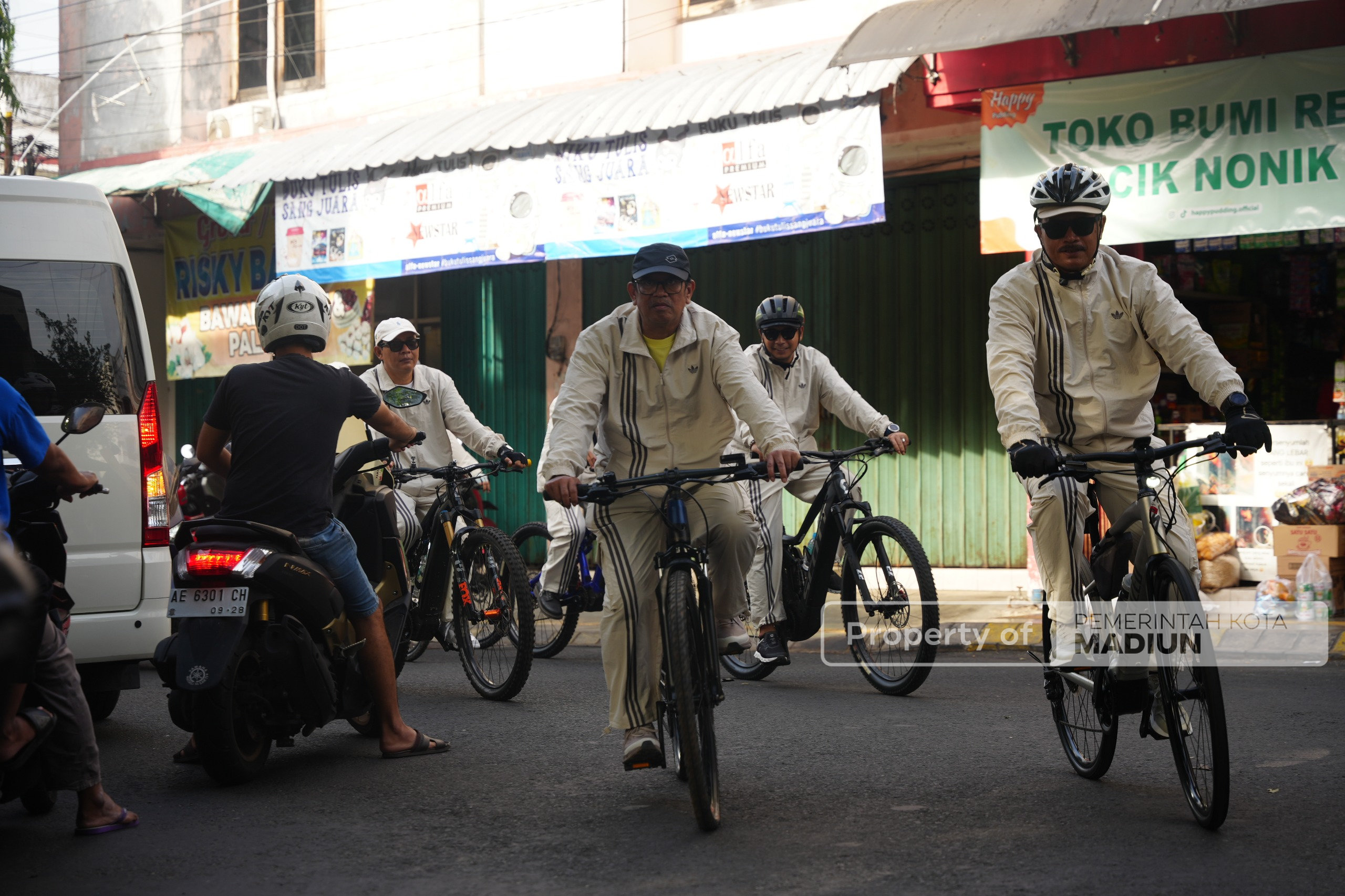 Cek Estetika Kota Melalui Gowes Bersama, Wali Kota Juga Tandai Tiang Provider Bermasalah
