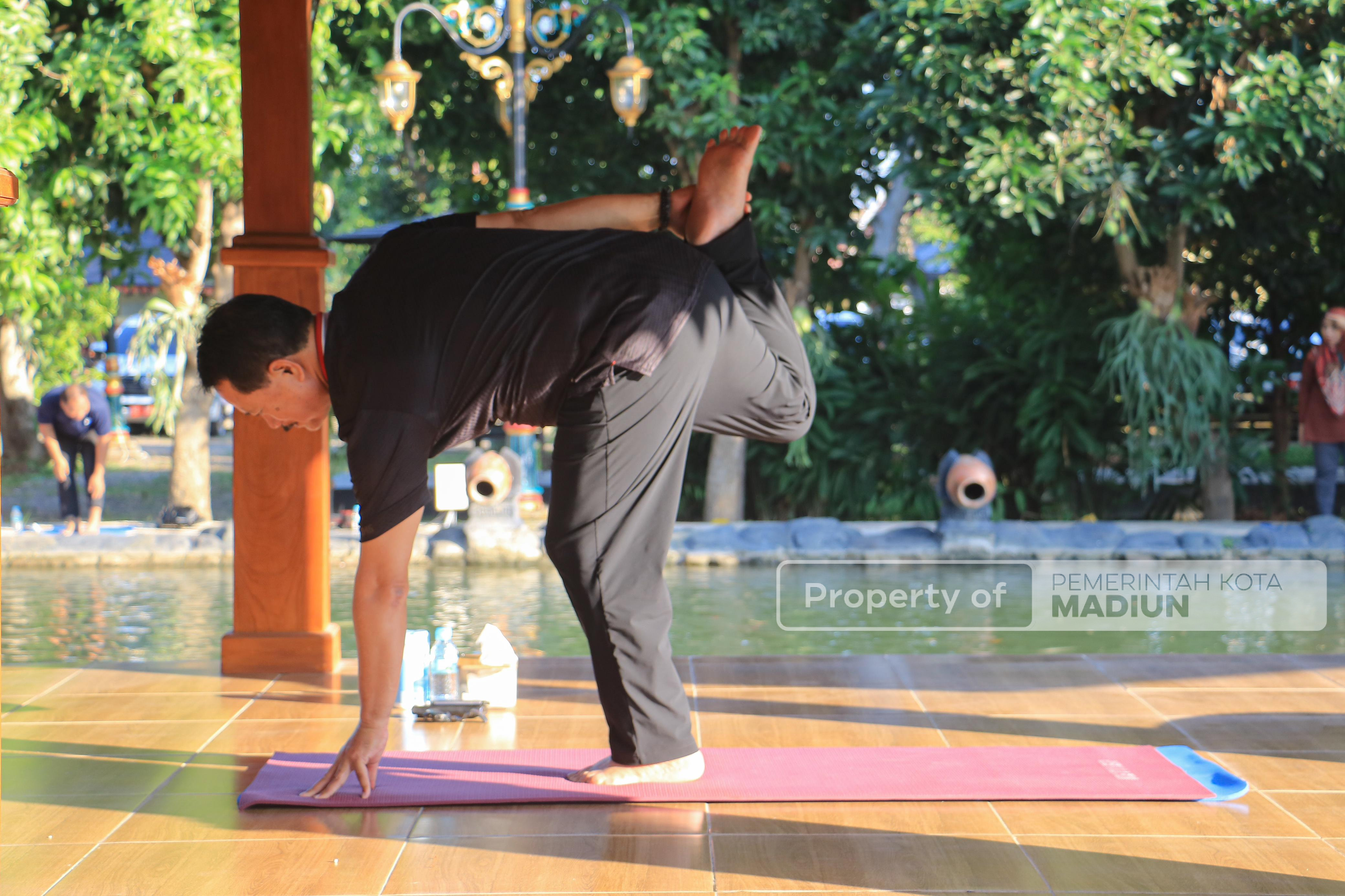Wujudkan Aparatur Sehat dan Bugar Melalui Yoga