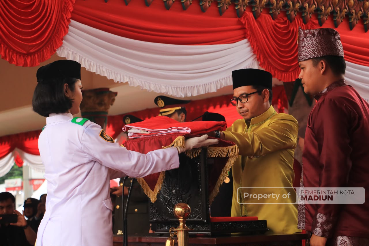 Gelar Upacara Penurunan Sang Merah Putih, Plt Wali Kota Madiun Apresiasi Perjuangan Paskibraka