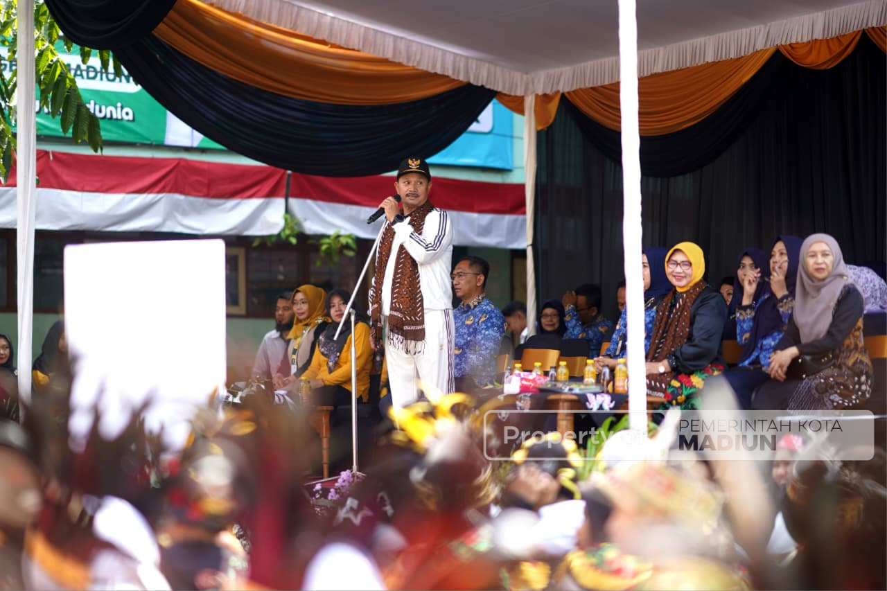 Meriah! Wali Kota Madiun Berangkatkan Pawai HUT ke-79 SMPN 2 Madiun