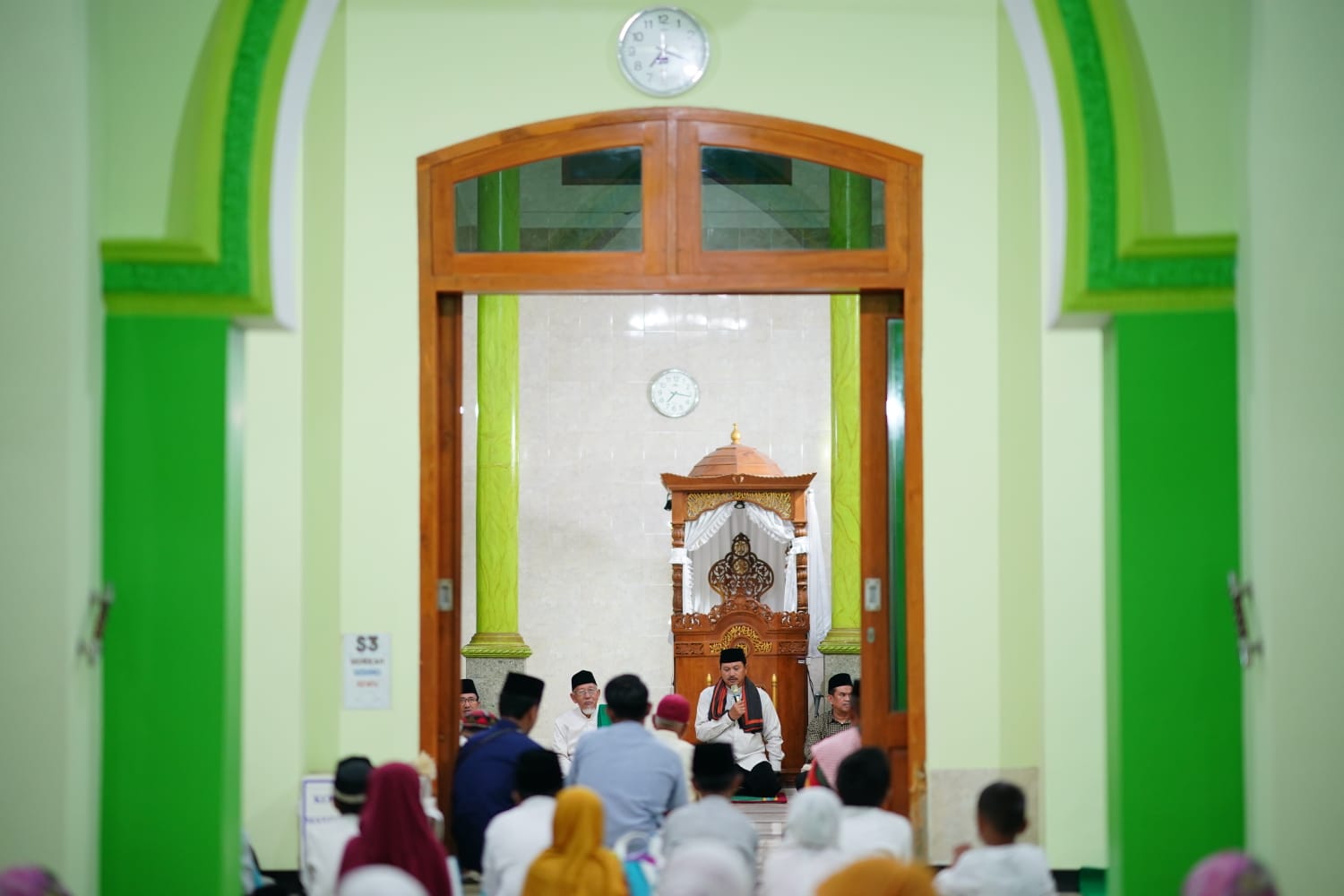 Salat Isya di Masjid Al Mujahidin Manisrejo, Wali Kota Terima Berbagai Usulan dari Warga