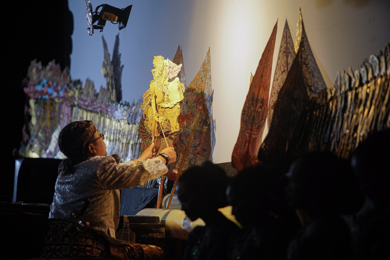 Hadiri Pagelaran Wayang Kulit Peringatan HUT Yonif Para Raider 501, Wali Kota: Usia Tua Penampilan Harus Muda