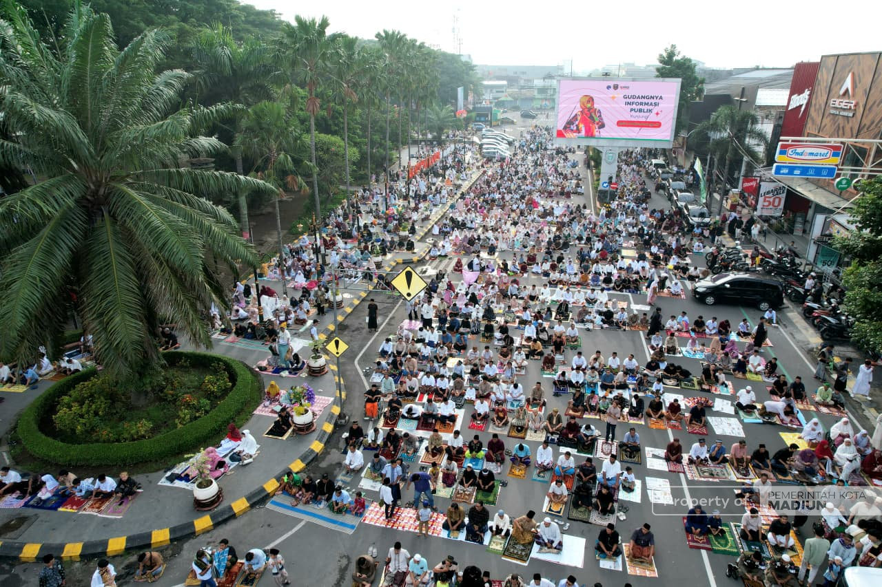Ribuan Umat Muslim Padati Masjid Agung Baitul Hakim, Plt Wali Kota Madiun Ajak Bangun Daerah di Hari Kemenangan