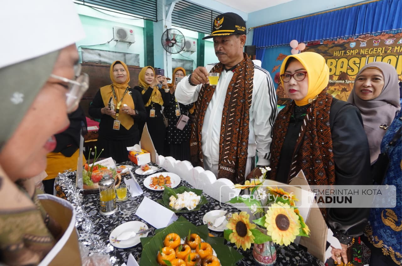 Meriah! Wali Kota Madiun Berangkatkan Pawai HUT ke-79 SMPN 2 Madiun