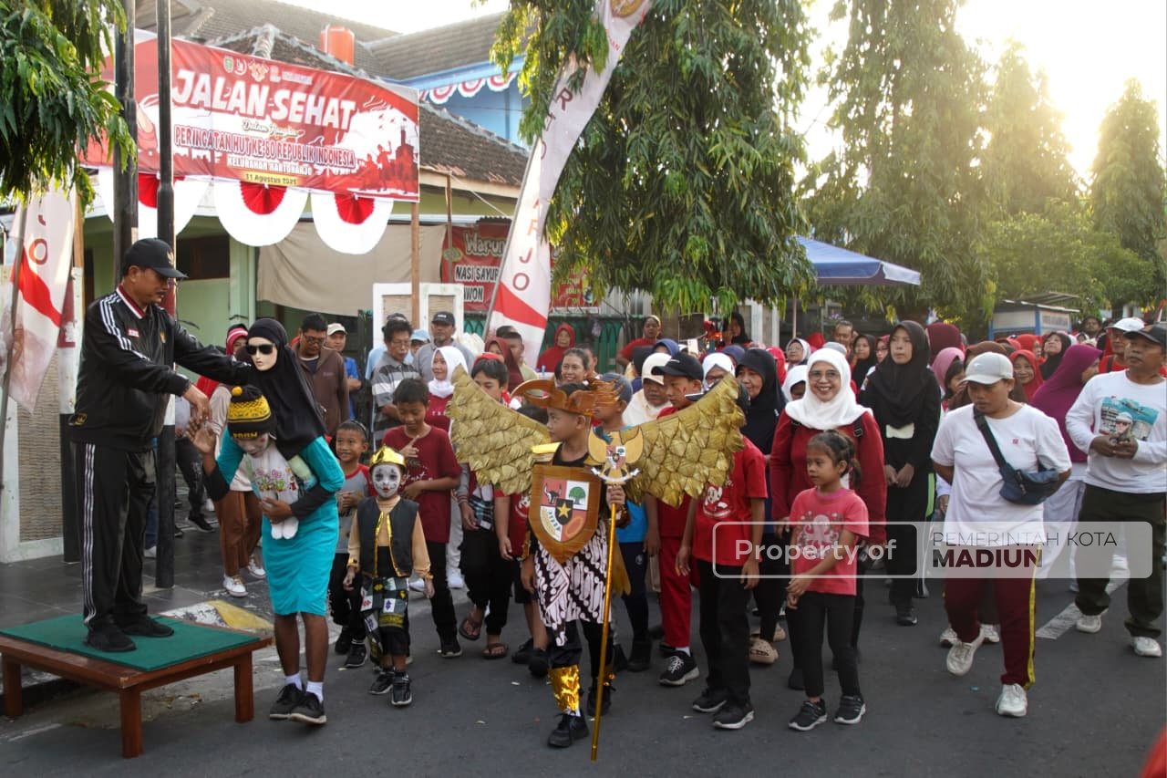 Jalan Santai di Kelurahan Kartoharjo, Wali Kota Ajak Warga Jaga Kondusivitas Kota